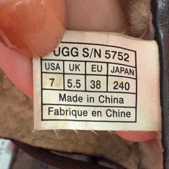 UGG Shoreline 5752 Women Size 7 Brown Leather
Sheepskin Winter Boots - Picture 11 of 11